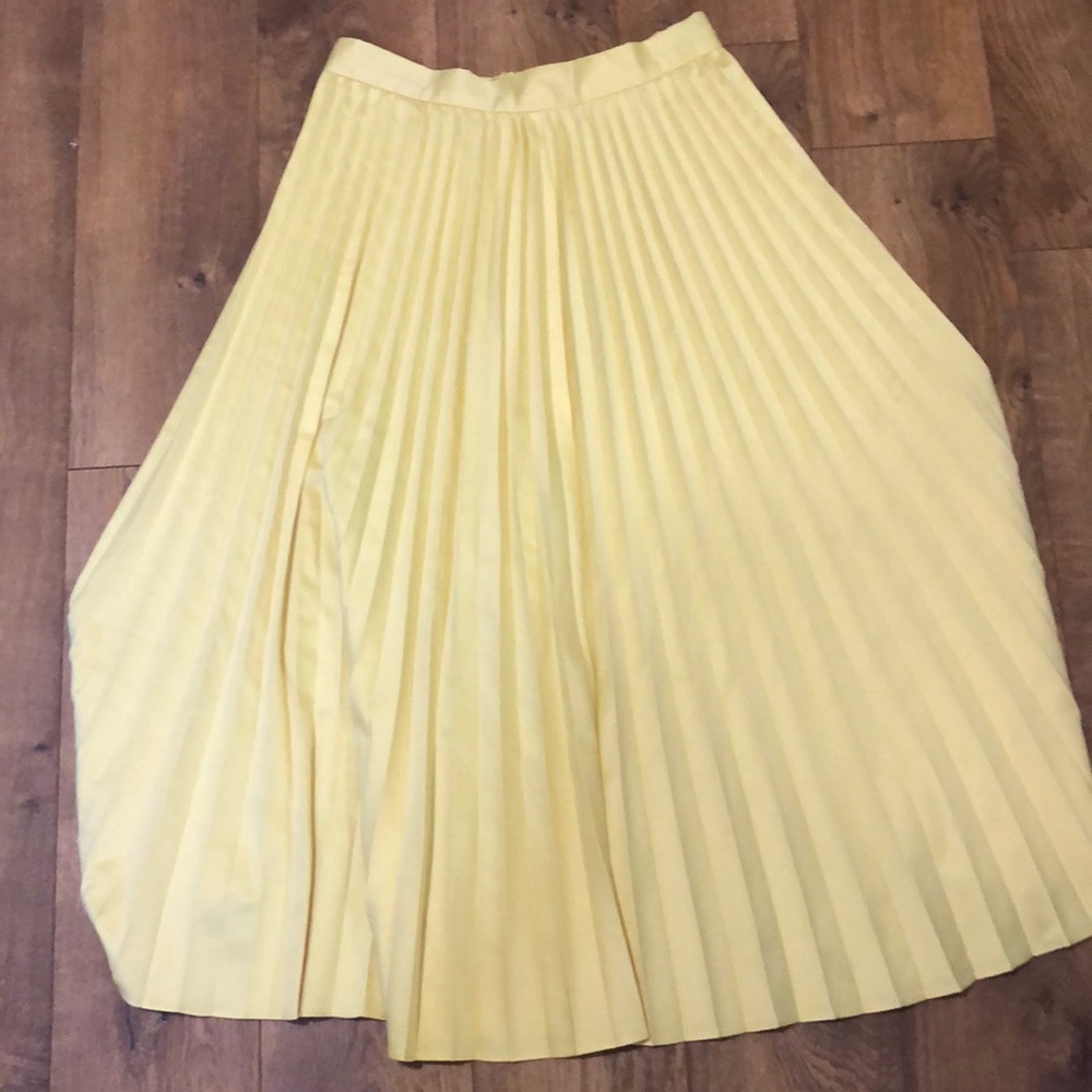 Yellow pleated circle skirt